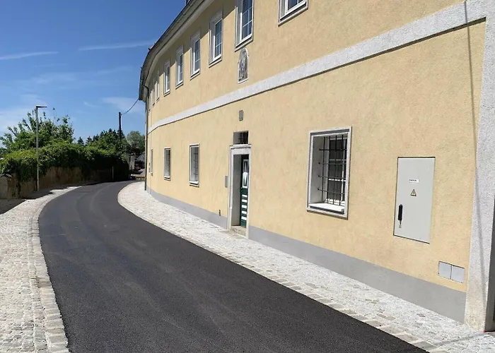 Yellow House - 2 Daire