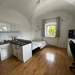 Yellow House - 2 아파트 *